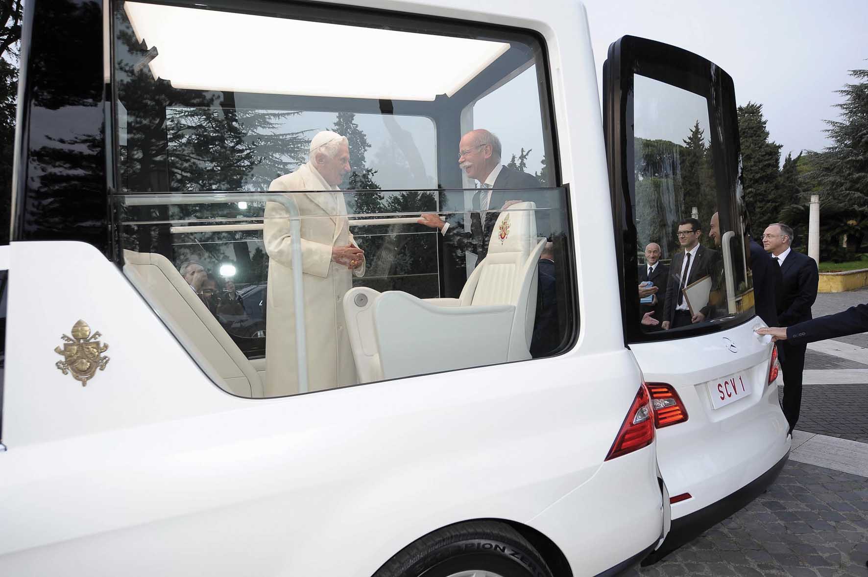 Mercedes nuova papamobile Benedetto XVI e Dieter Zetsche 2 1