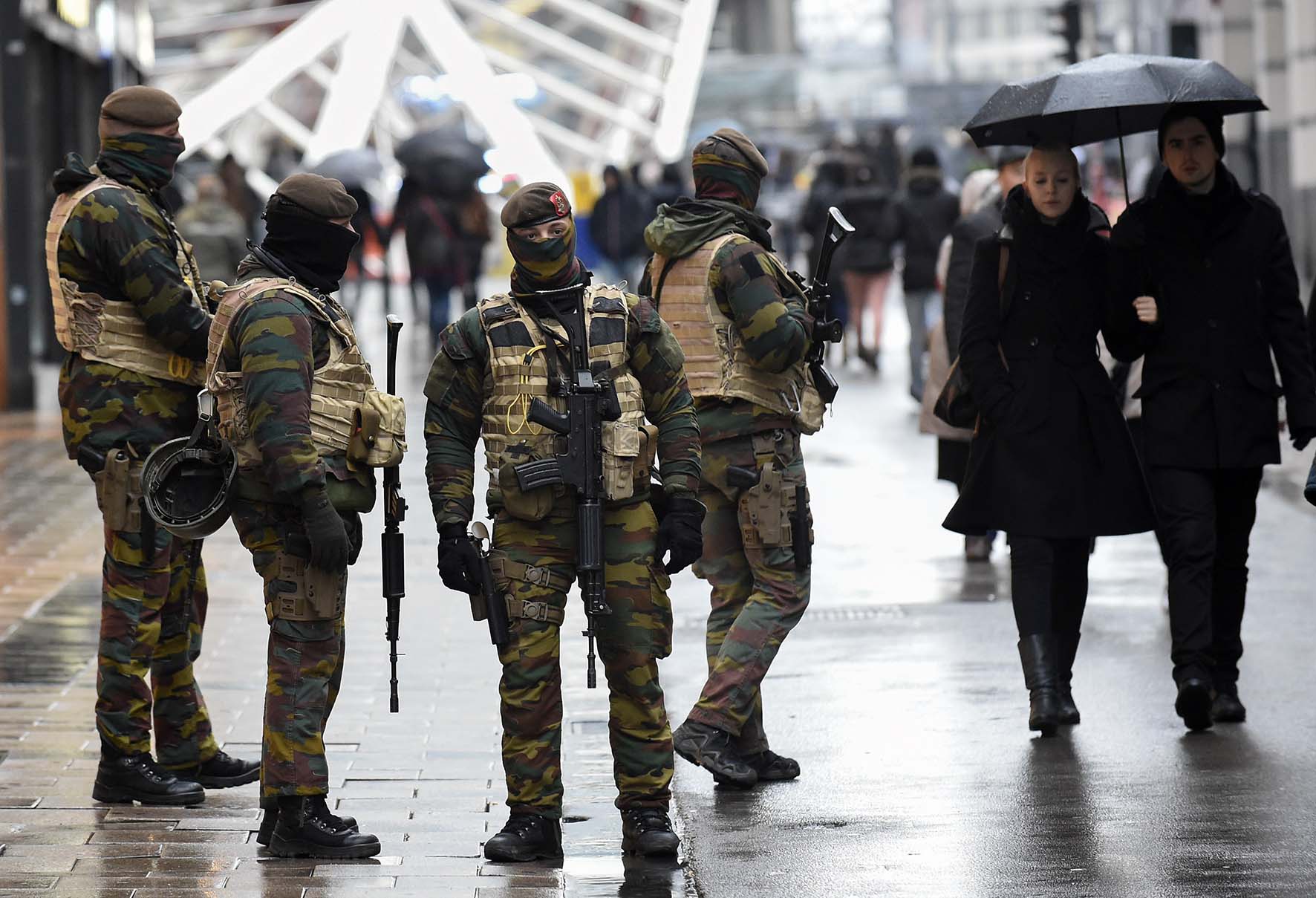 attentato isis bruxelles militari per strada