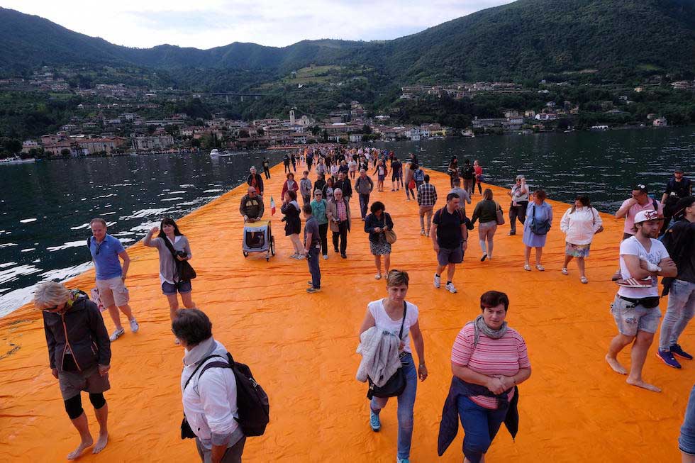 Christo Lago Iseo pubblico su passeggiata 1