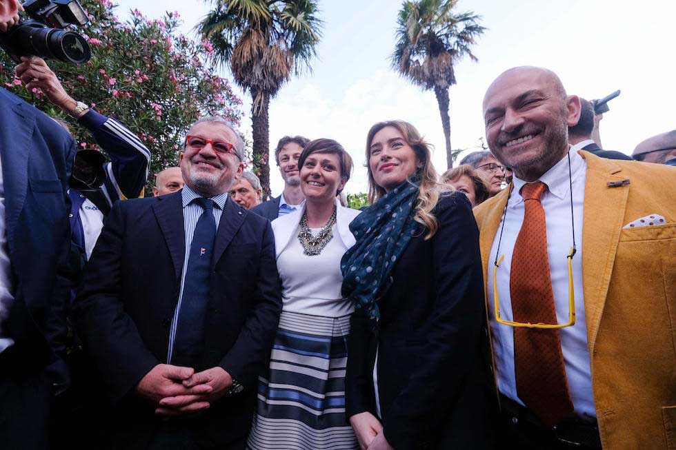 Christo Lago Iseo pubblico su passeggiata inaugurazione Maroni Boschi