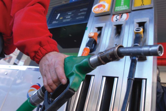 Benzina oltre 2 euro carissimi carburanti